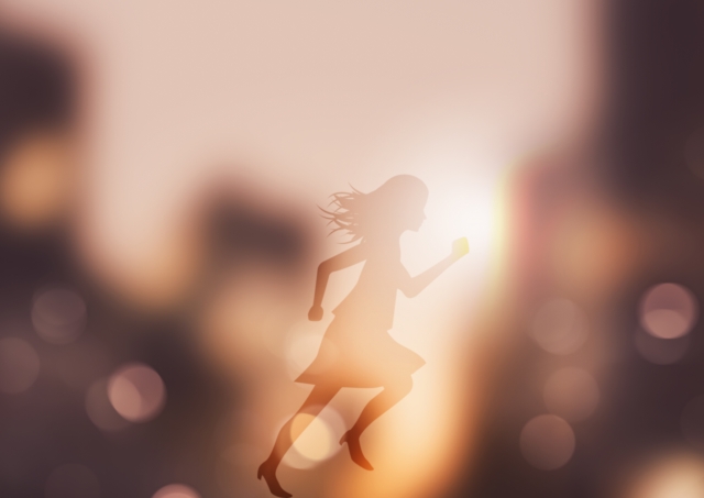 走る女性イメージ